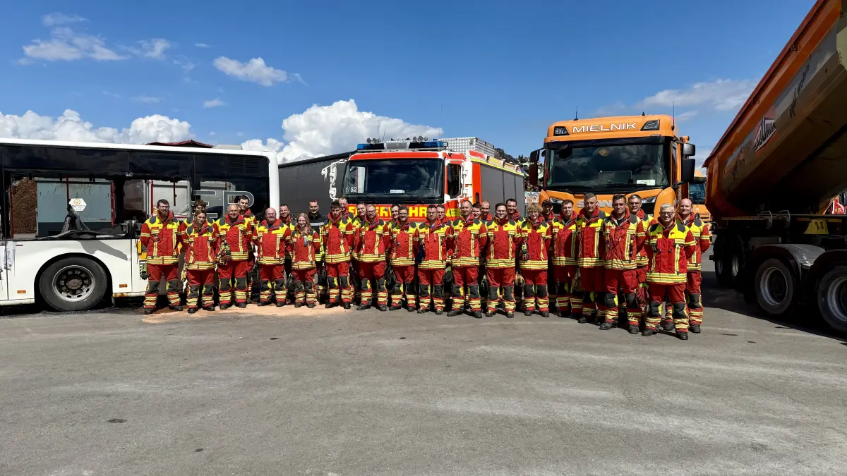 Die Fortbildung bot den Feuerwehrangehörigen eine wertvolle Möglichkeit, die vorhandene Technik unter realistischen Bedingungen einzusetzen.