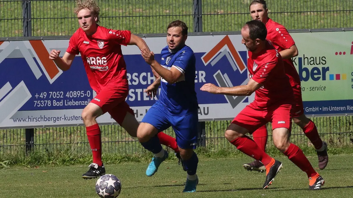 Luca Gill (blaues Trikot) treibt den TSV Möttlingen an - mit Erfolg.