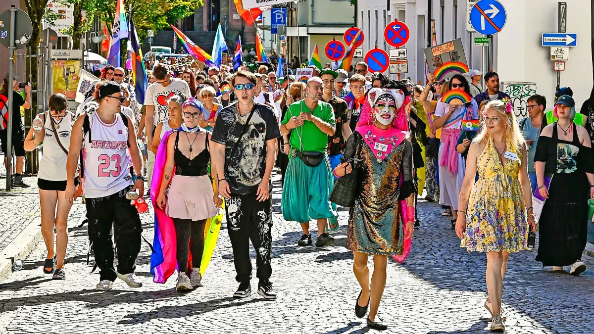 Eine bunte Parade zog am Samstagnachmittag durch die Innenstadt – hier in der Schillerstraße.