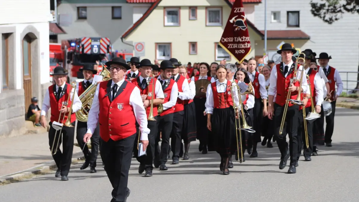Angeführt vom Musikverein Kurkapelle Schonach geht der Umzug vom Feuerwehrhaus zum Festgelände