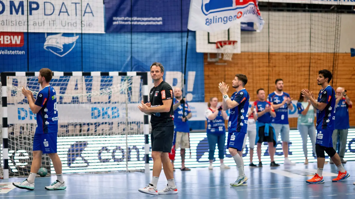 HBW Balingen Weilstetten vs. SC Magdeburg, GER, Opel 1. Handball Bundesliga, Meisterschaft, Spieltag 3, Saison 2026 2027, 06.09.2026,: Matthias Flohr, (HBW Balingen Weilstetten, Trainer) bedankt sich bei den Fans, die Entaeuschung ist spuerbar,
HBW Balingen Weilstetten vs. SC Magdeburg, GER, Opel 1. Handball Bundesliga, Meisterschaft, Spieltag 3, Saison 2026 2027, 06.09.2026,
Eibner-Pressefoto/Andreas Ulmer