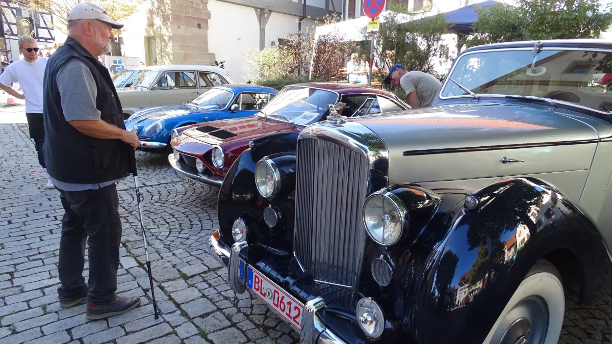 Träume aus Chrom und Lack erinnern an eine Zeit, in der die Spritpreise noch kein Thema waren.