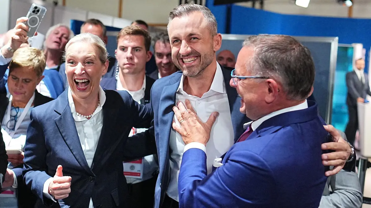 Landtagswahl in Sachsen-Anhalt - AfD: 06.09.2026, Sachsen-Anhalt, Magdeburg: Ulrich Siegmund (M, AfD), Spitzenkandidat und Co-Vorsitzender der AfD-Landtagsfraktion Sachsen-Anhalt, jubelt mit Alice Weidel (l, AfD), Bundesvorsitzende und Co-Vorsitzende der AfD-Bundestagsfraktion, und Tino Chrupalla (AfD), Bundesvorsitzender und Co-Vorsitzender der AfD-Bundestagsfraktion, nach der Prognose zum Ergebnis der Landtagswahl Sachsen-Anhalt. Am Sonntag (06.09.2026) wurde in Sachsen-Anhalt ein neuer Landtag gewählt. Foto: Michael Kappeler/dpa +++ dpa-Bildfunk +++
