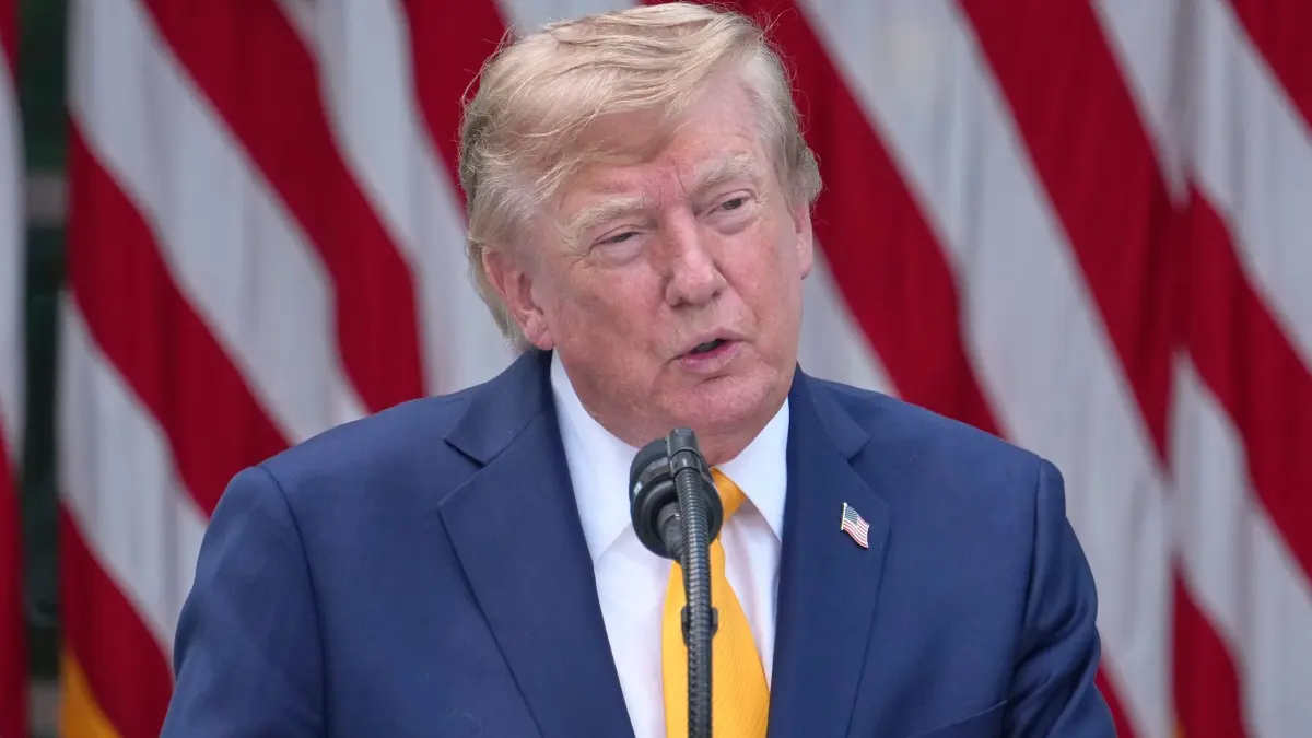 US-Präsident Trump: ARCHIV - 24.08.2026, USA, Washington: Donald Trump, Präsident der USA, hält im Rosengarten des Weißen Hauses eine Rede anlässlich einer Veranstaltung zum Schuljahresbeginn. (zu dpa: «Trump postet Hochrechnung zur Sachsen-Anhalt-Wahl») Foto: Alex Brandon/AP/dpa +++ dpa-Bildfunk +++
