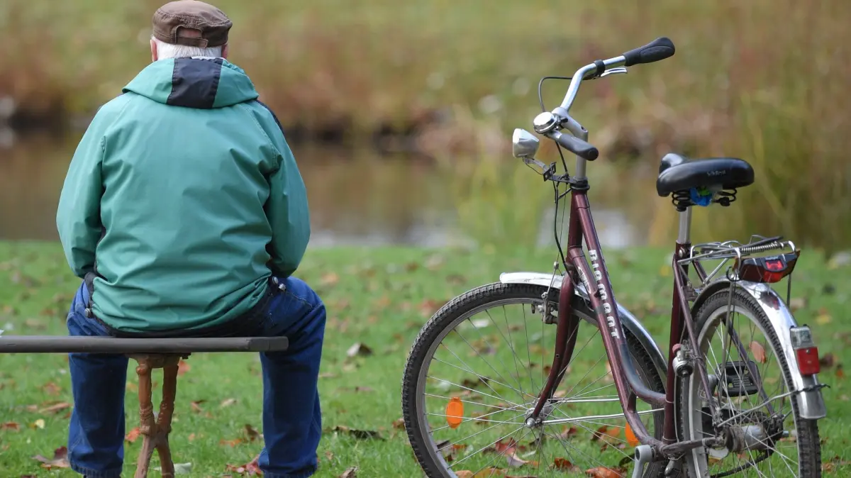 Artikel: Damit Männer nicht in ein Loch fallen: So gelingt der Übergang von Beruf in den Ruhestand / Ein älterer Mann sitzt auf einer Parkbank. Nach jahrelangen Rentensteigerungen könnte die übliche Erhöhung der Altersbezüge im kommenden Jahr im Westen Deutschlands ausfallen. Im Osten wird es voraussichtlich lediglich eine Mini-Anhebung um 0,7 Prozent geben. (Zu dpa "Rentenerhöhung 2021 könnte im Westen ausfallen") 219737663 +++ dpa-Bildfunk +++