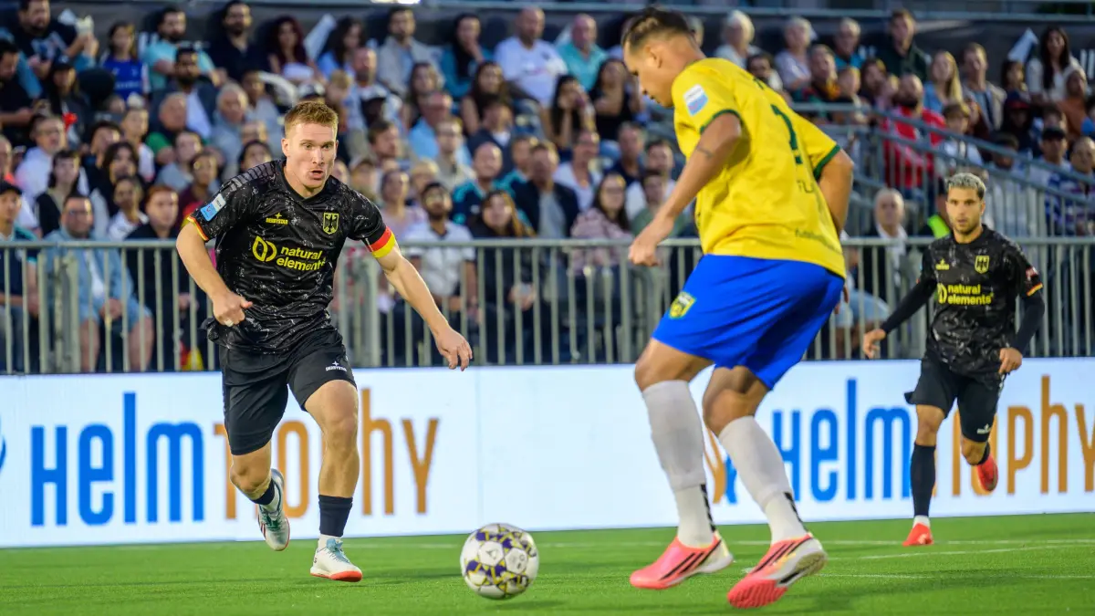 Der Lahrer Konstantin Fries (links) jagt dem Ball im Finale gegen Brasilien hinterher.
