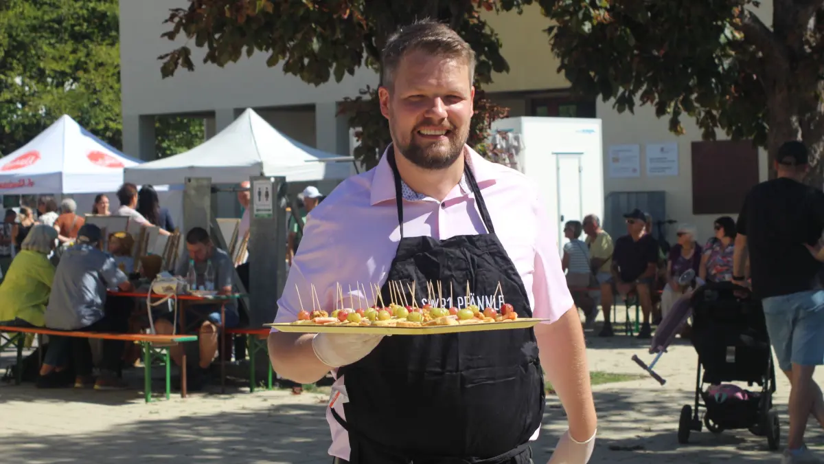 Bürgermeister Philipp Lotter verteilte Kostproben an das Publikum.