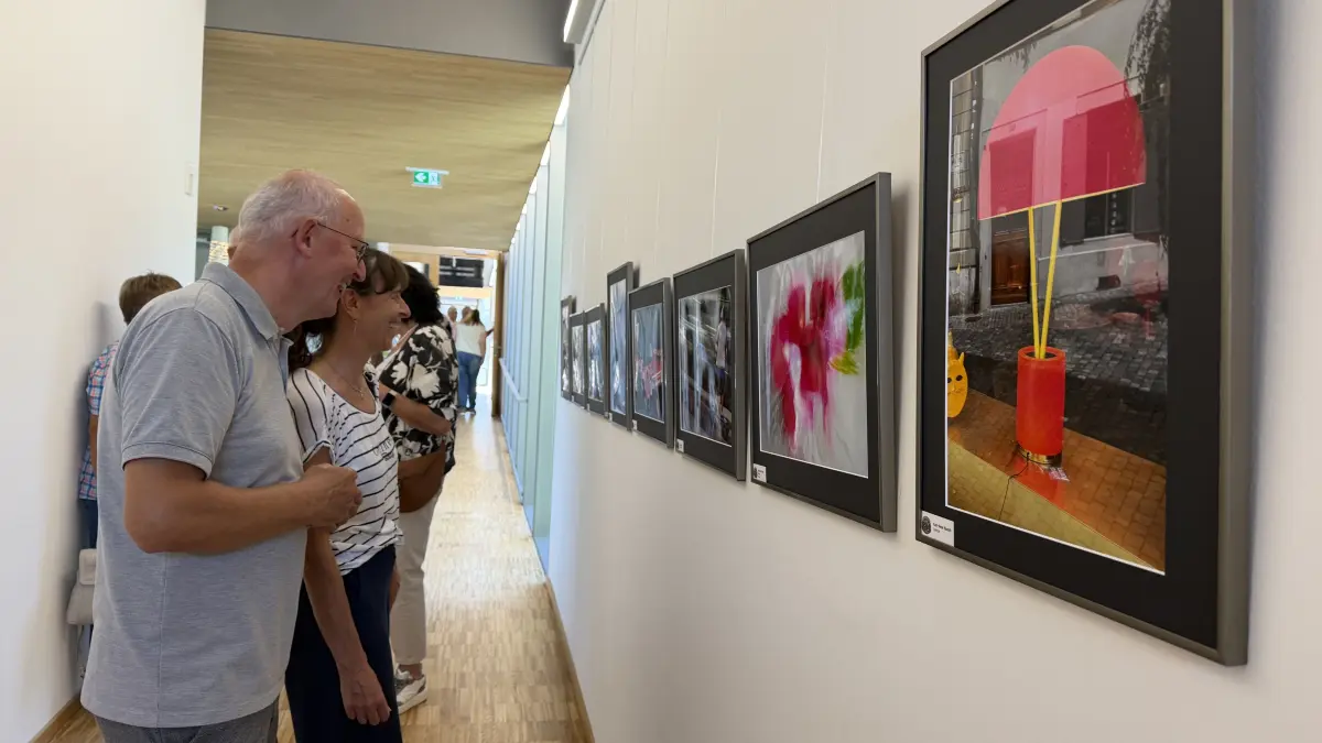 In der Technologiewerkstatt Tailfingen betrachten bei der Vernissage der Fotogilde Tailfingen die Besucherinnen und Besucher die einzelnen Exponate.