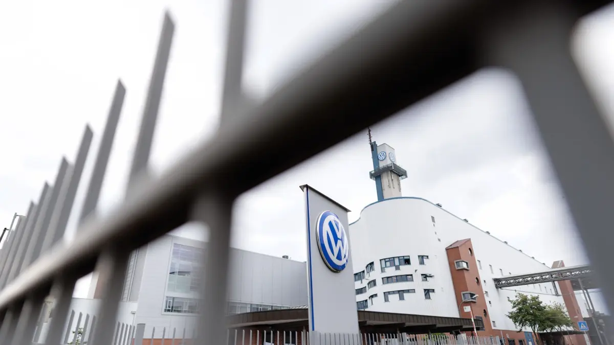 VW-Werk Osnabrück: ARCHIV - 26.08.2026, Niedersachsen, Osnabrück: Das VW-Logo vor dem Volkswagen-Werk in Osnabrück. (zu dpa: «Volkswagen will Werk in Osnabrück verkaufen») Foto: David Ebener/dpa +++ dpa-Bildfunk +++