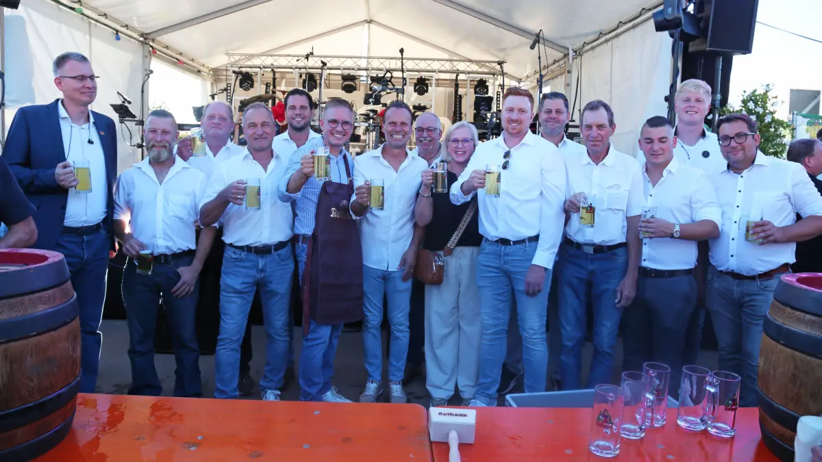 Prost: Rusts Bürgermeister Kai-Achim Klare (Sechster von links) eröffnete das Straßenfest und schenkte Freibier aus.