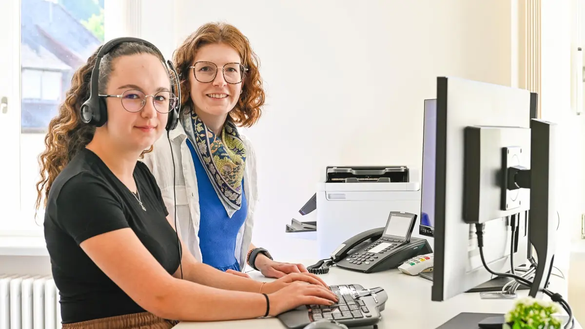 Chiara Rendina (links) und Amelie Rosewich stellten die Vorteile von KI beim Erstellen der Ratsprotokolle im Seelbacher Rathaus vor.