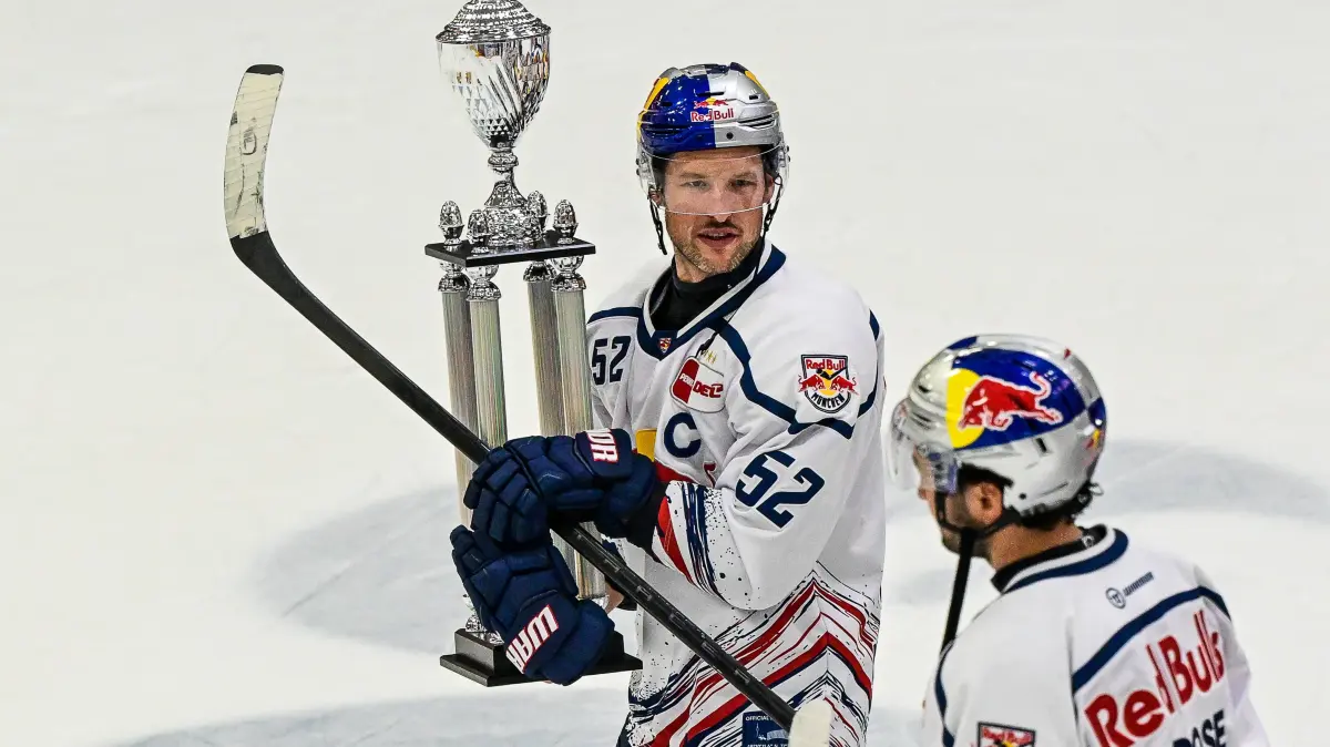 06.09.2026, GER, Eishockey, Herren, Warrior Cup 2026, EHC Red Bull München vs Belfast Giants Siegerehrung, Patrick Hager München, 52 mit Pokal Kaufbeuren Energie Schwaben Arena Bayern Deutschland *** September 6, 2026, GER, Ice Hockey, Men s, Warrior Cup 2026, EHC Red Bull Munich vs. Belfast Giants Award Ceremony, Patrick Hager, Munich, No. 52 with the trophy, Kaufbeuren Energie Schwaben Arena, Bavaria, Germany Copyright: xNordphotox/xHafnerx