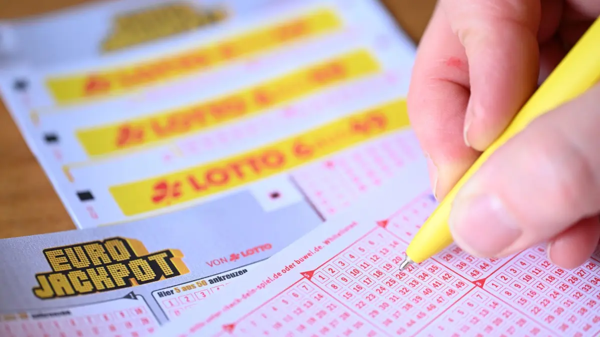 Lotto: ARCHIV - 07.02.2024, Baden-Württemberg, Stuttgart: Eine Frau füllt einen Lottoschein aus. (zu dpa: «Schon wieder Millionengewinn in Schleswig-Holstein») Foto: Bernd Weißbrod/dpa +++ dpa-Bildfunk +++