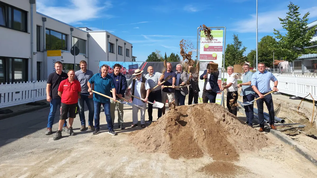 Zusammen mit allen beteiligten Bau- und Planungsfirmen sowie den Verantwortlichen der Stadt Blumberg und den Gemeinderäten wird der Spatenstich zur Sanierung der Achdorfer Straße gefeiert.