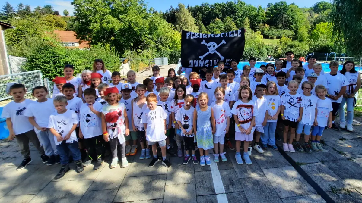 In Jungingen wurden am Montag die Ferienspiele eröffnet. 63 Kinder vergnügen sich auf dem Freibadgelände unter dem Motto "Piraten".