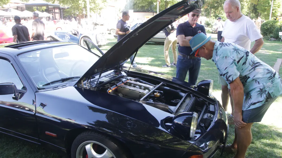 Blick unter die Haube des Porsche