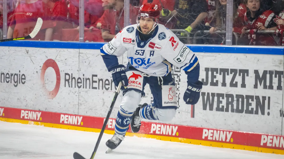 Alex Trivellato Schwenninger Wild Wings, 53 sprintet mit dem Puk. Koelner Haie vs. Schwenninger Wild Wings, Eishockey, Penny DEL, Play Off, 02. Spieltag, Saison 2025/2026, 27.03.2026 Koelner Haie vs. Schwenninger Wild Wings, Eishockey, Penny DEL, Play Off, Viertelfinale, Spiel 2, Saison 2025/2026, 27.03.2026 Koeln *** Alex Trivellato Schwenninger Wild Wings, 53 sprints with the puk Koelner Haie vs Schwenninger Wild Wings, Ice Hockey, Penny DEL, Play Off, 02 Matchday, Season 2025 2026, 27 03 2026 Koelner Haie vs Schwenninger Wild Wings, Ice Hockey, Penny DEL, Play Off, Quarterfinal, Game 2, Season 2025 2026, 27 03 2026 Koeln Copyright: xEibner-Pressefoto/ThomasxHaeslerx EP_THR