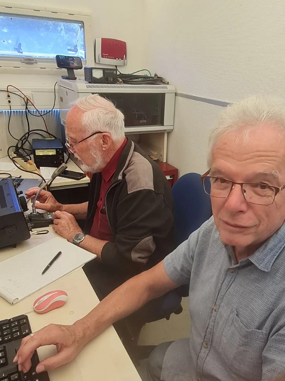 Das Funkgerät war 24 Stunden lang mit zwei Funkamateuren in Schichten besetzt. Etwa alle zweieinhalb Minuten wurde ein Gespräch geführt.