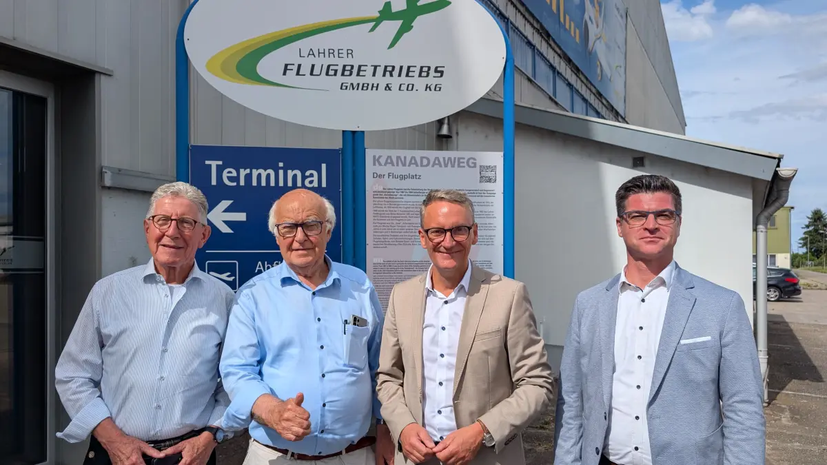 Sind überzeugt, dass die Erfolgsgeschichte Flugplatz weitergeschrieben wird (von links): Alt-OB Wolfgang G.Müller, Betreiber Martin Herrenknecht, OB Markus Ibert und IGZ-Chef Daniel Halter