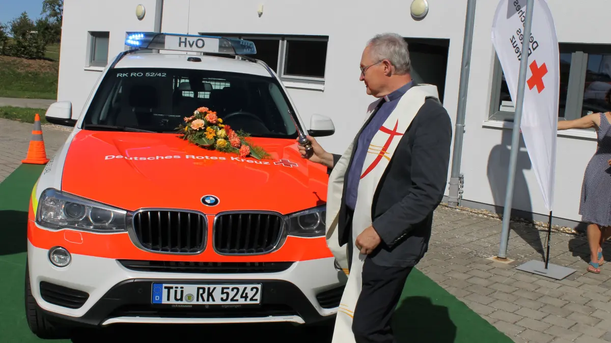 Dompfarrer Klaus Rennemann segnete das Fahrzeug, das künftig die Helfer vor Ort in Seebronn und Hailfingen unterstützen wird.