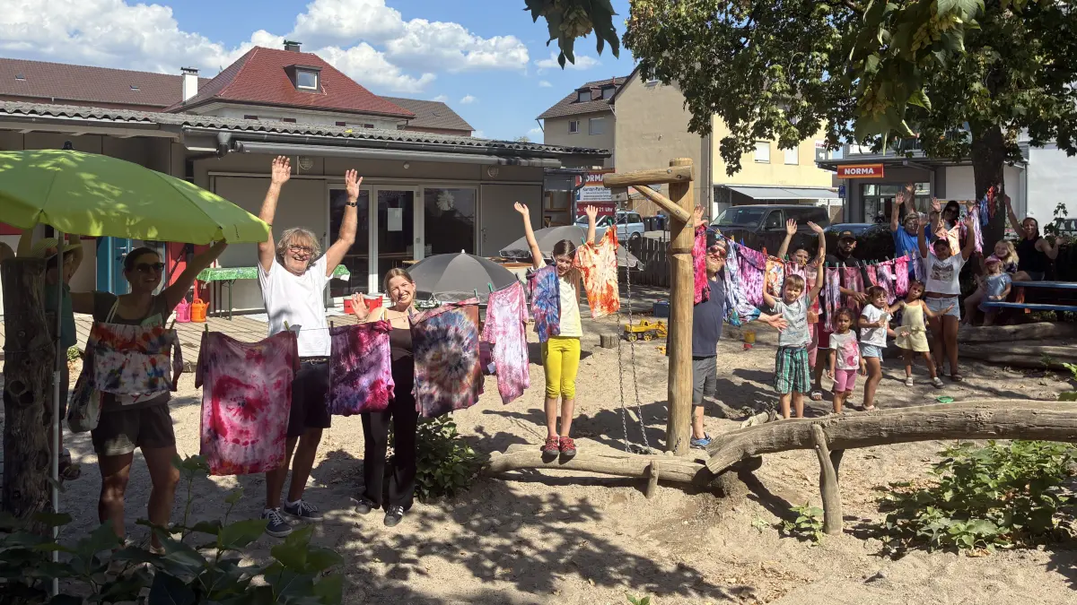 Besonders beliebt waren unter anderem die kreativen Angebote wie zum Beispiel die Batik-Werkstatt zum Jubiläum des Stadtteiltreffs Pfiffikus.