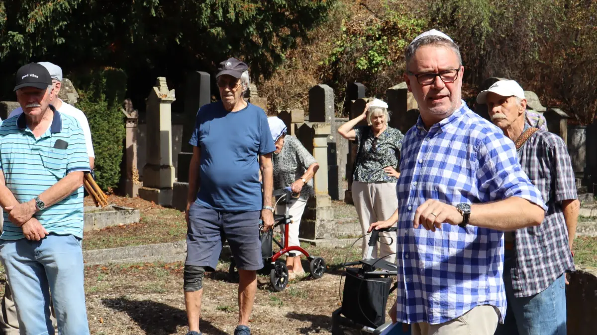 Der ehemalige Bürgermeister Philipp Schmid führte zum Europäischen Gedenktag der Jüdischen Kultur eine Besuchergruppe über den jüdischen Friedhof in Efringen-Kirchen.