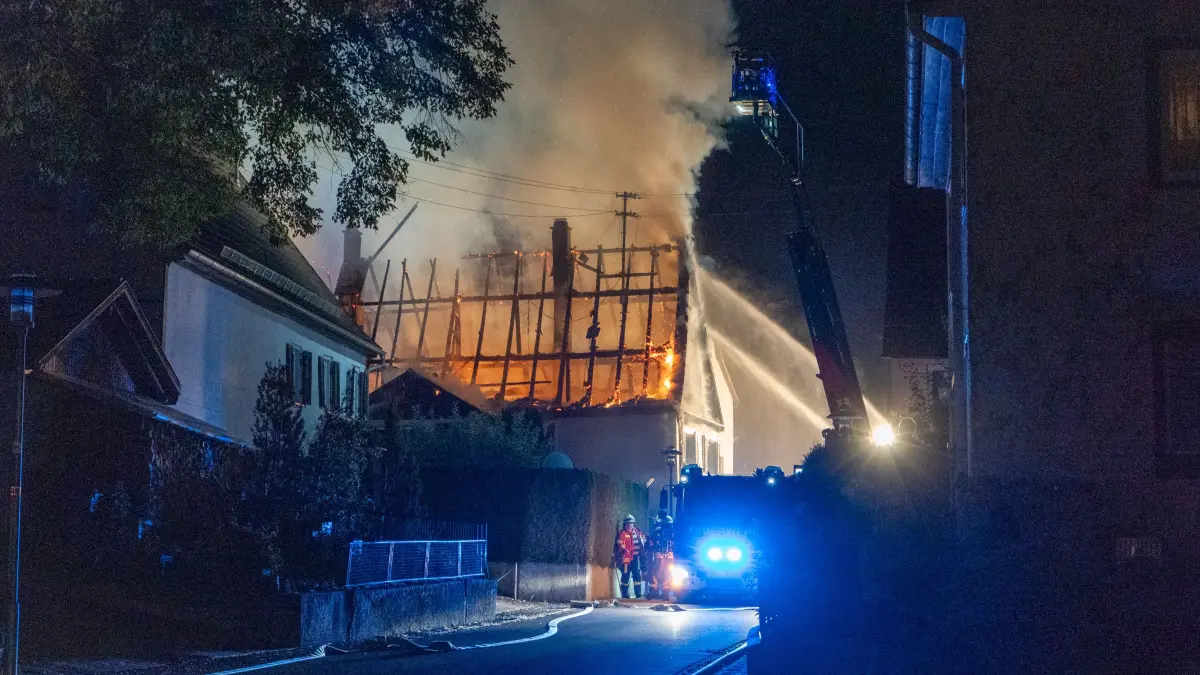 Die Feuerwehren aus Bisingen und Grosselfingen sind seit 4 Uhr in Bisingen im Einsatz.