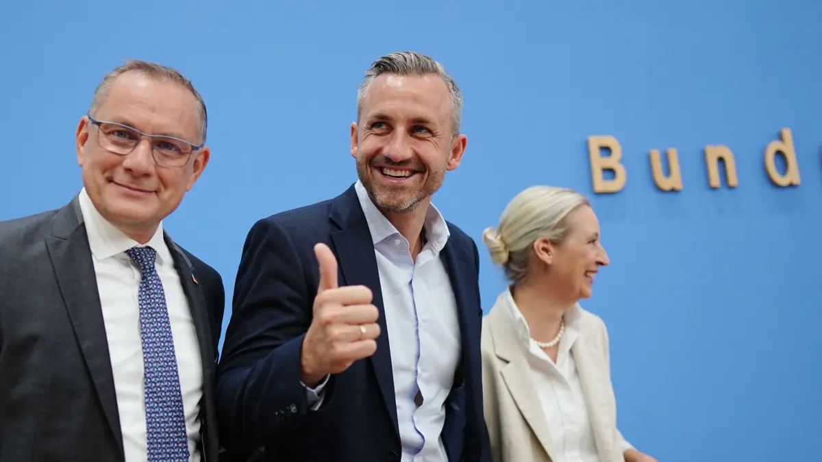 Können einen Erdrutschsieg in Sachsen-Anhalt verbuchen: AfD-Spitzenkandidat Ulrich Siegmund (Mitte) sowie die Co-Vorsitzenden Tino Chrupalla und Alice Weidel.