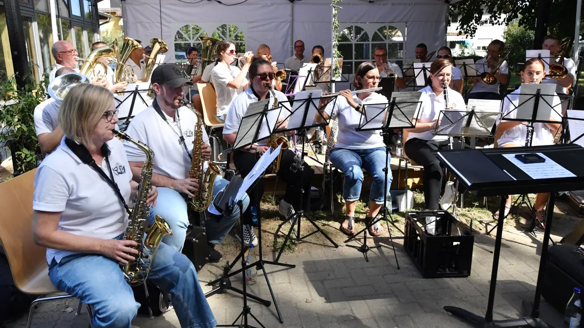 Was wäre ein Dorffest ohne musikalische Unterhaltung? Das hatte man sich auch in Langenwinkel gesagt und den Schützen-Musikverein Kippenheimweiler um seinen Auftritt gebeten.