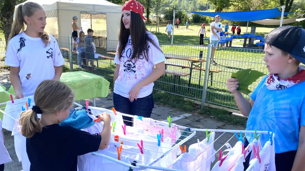In Jungingen wurden am Montag die Ferienspiele eröffnet. 63 Kinder vergnügen sich auf dem Freibadgelände unter dem Motto "Piraten".