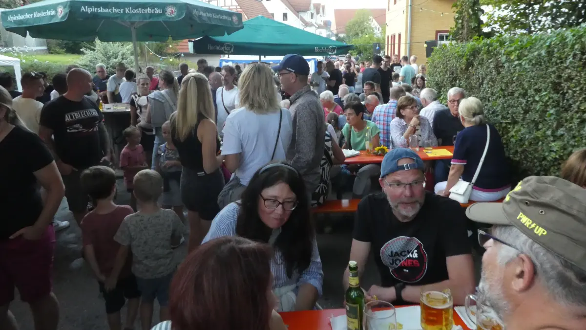 Wie schon im vergangenen Jahr lädt der Gesangverein Eintracht Effringen gemeinsam mit dem Lausbua-Team zur Hocketse rund um Lausbua und Backhaus ein.