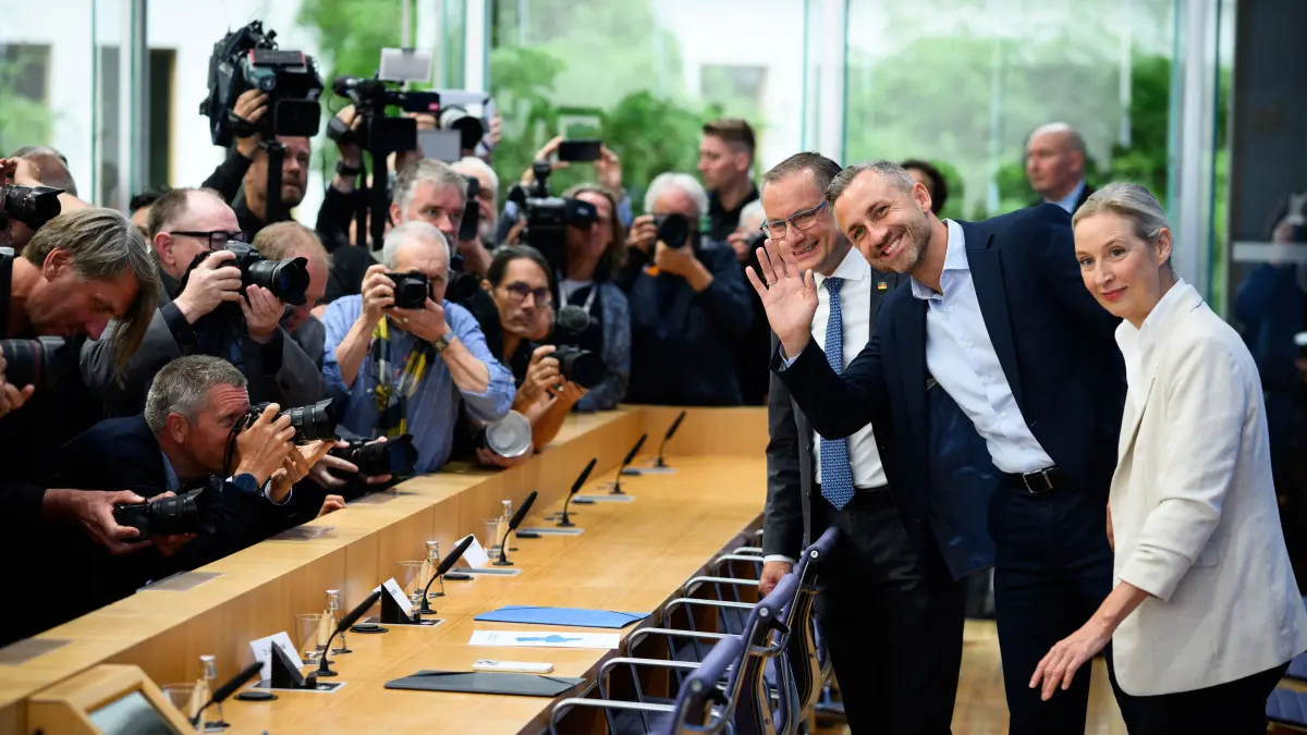 Alice Weidel (r) und Tino Chrupalla (l), die Bundesvorsitzenden der AfD, kommen zusammen mit Ulrich Siegmund (M), AfD-Spitzenkandidat in Sachsen-Anhalt, zur Bundespressekonferenz, um sich zum Ergebnis der Landtagswahl in Sachsen-Anhalt zu äußern.