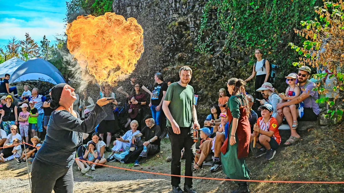 Feuerspuckerin Melanie Rehm ist Stammgast beim Burgfest. Kein Wunder – ihre Auftritte sind stets ein Höhepunkt.