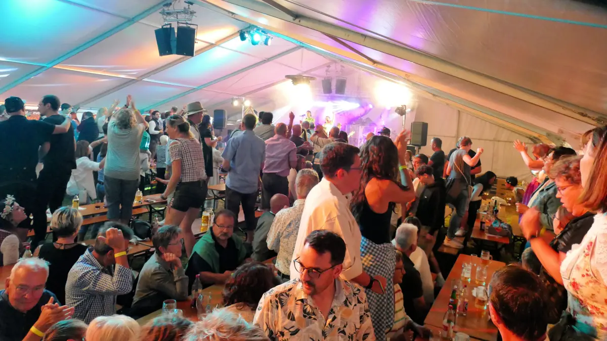 Super Stimmung bei der Party im Festzelt des Backhausfests mit den "Berghirschen"