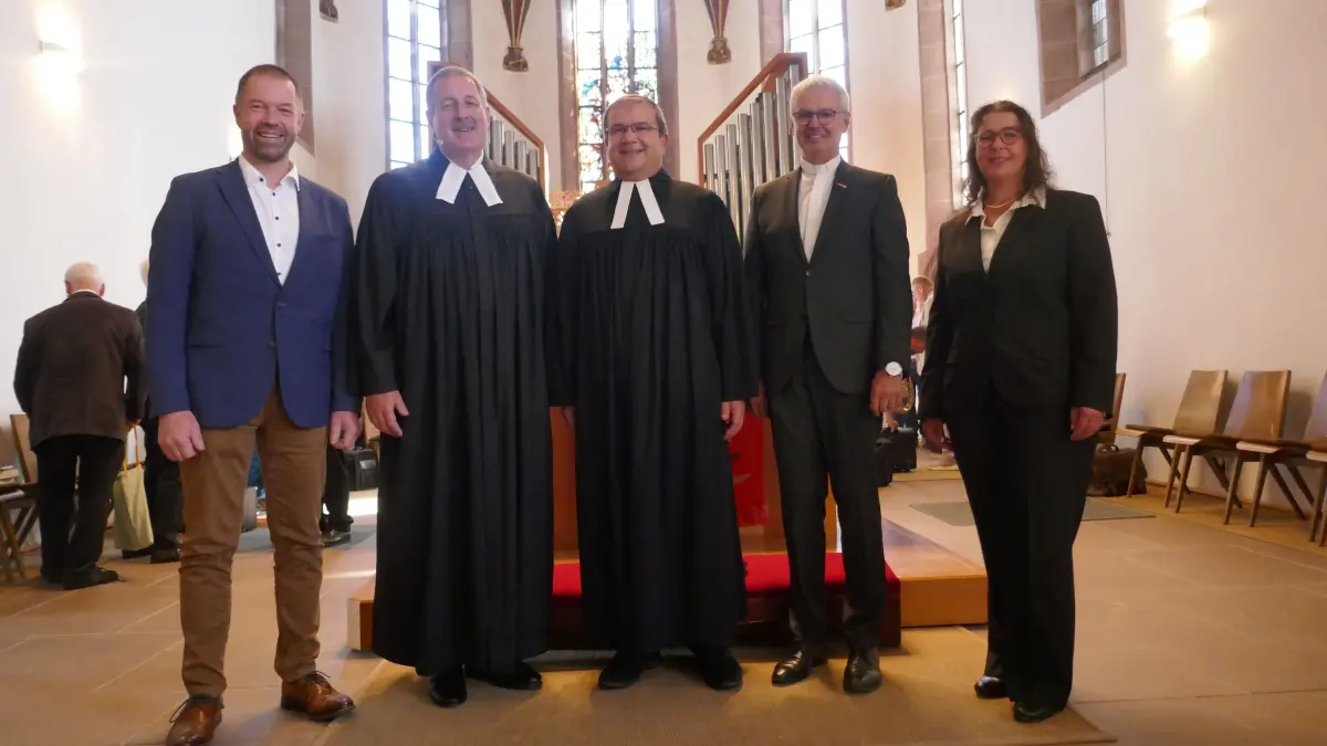 Mit einem Festgottesdienst wurde Pfarrer Wolfgang Müller in sein neues Amt eingesetzt, Foto von links Zeuge Friedemann Seid, Pfarrer Wolfgang Müller, Dekan Andreas Streich, Zeuge Kirchenrat i.R. Hans-Joachim Janus, Kirchengemeinderatsvorsitzende Martina Weisser