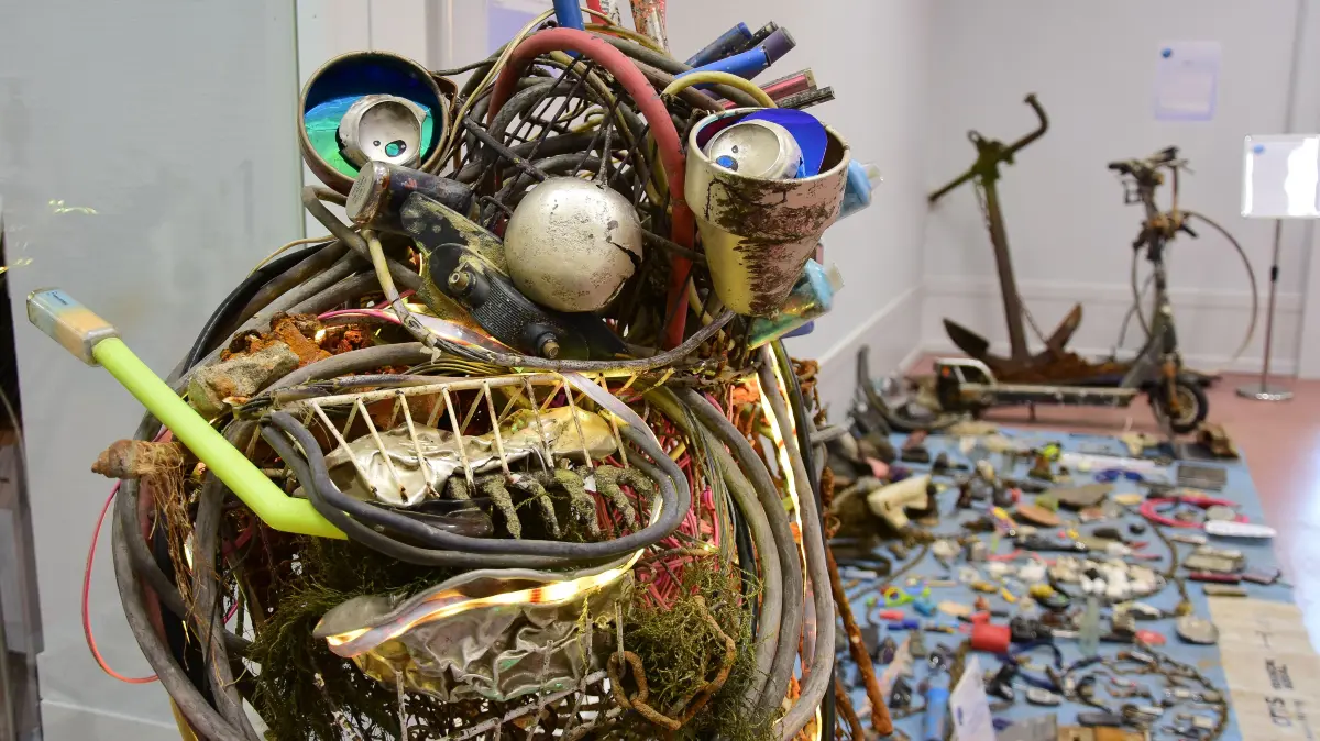 Aus Schrott wird Kunst: Die Mülltaucher vom Basler Verein R(h)eingeworfen setzen ihre Funde in Szene.