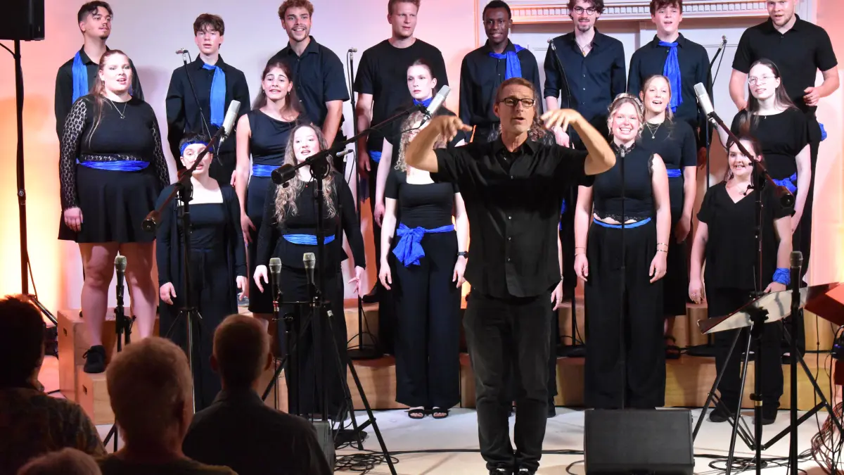 Der Chor Gospelicious begeisterte die Zuhörer in der rappelvollen Stadtkirche.