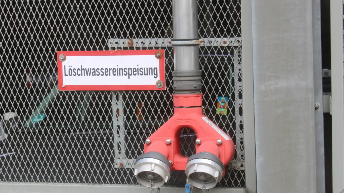 Nie verstellen, verdecken oder anderweitig den Zugang behindern: Solche Löschwasseranschlüsse sind in Anlagen mit starkem Besucher- und Kundenverkehr unentbehrlich.