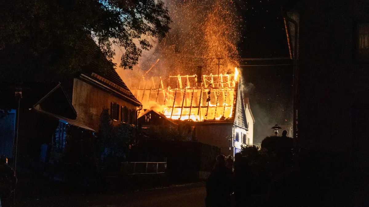 Die Feuerwehren aus Bisingen und Grosselfingen sind seit 4 Uhr in Bisingen im Einsatz.