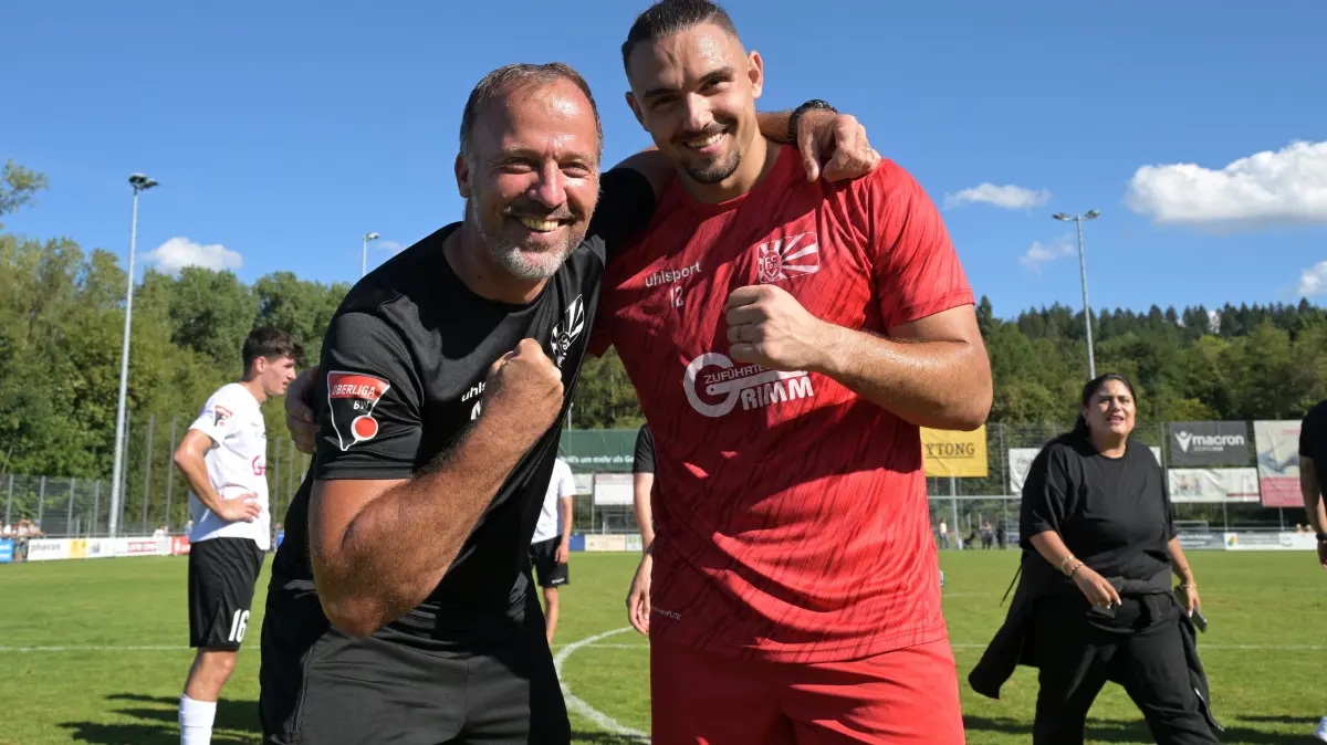 Trainer Matthias Uhing (links) und Andrea Hoxha ballen nach dem 1:0 in Oberachern die Siegerfaust. De 08-Torwart hatte zum zweiten Mal in dieser Saison keinen Gegentreffer zugelassen. Foto: Eibner-Pressefoto/Tobias Baur