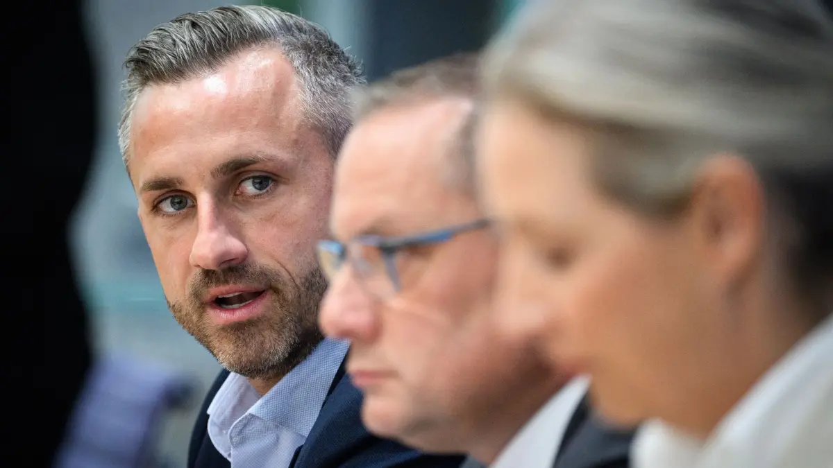 Nach der Landtagswahl in Sachsen-Anhalt - AfD: 07.09.2026, Sachsen-Anhalt, Berlin: iUlrich Siegmund (l-r), AfD-Spitzenkandidat in Sachsen-Anhalt, Tino Chrupalla, Bundes- und Fraktionsvorsitzender der AfD, und Alice Weidel, Bundes- und Fraktionsvorsitzende der AfD, äußern sich in der Bundespressekonferenz zum Ergebnis der Landtagswahl in Sachsen-Anhalt. Foto: Bernd von Jutrczenka/dpa +++ dpa-Bildfunk +++