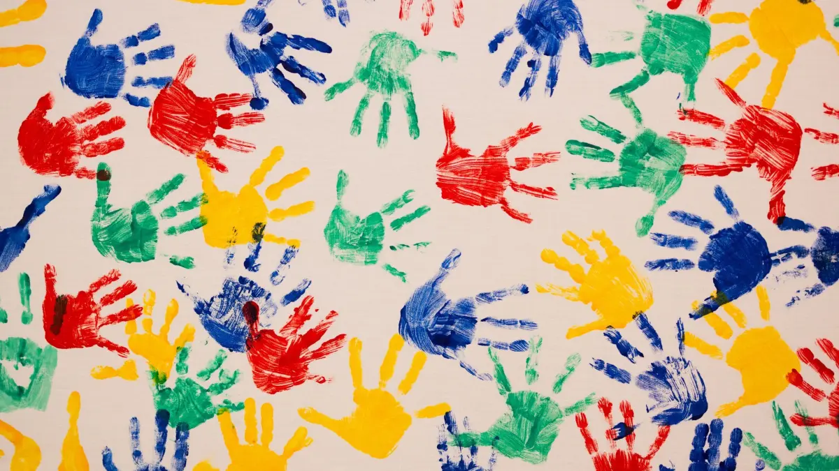 Drittes Gratis-Kita-Jahr noch nicht politisch beerdigt: ARCHIV - 29.04.2024, Nordrhein-Westfalen, Neuss: Farbige Kinder-Handabdrücke sind in einer Kindertagesstätte (Kita) zu sehen. Das im Koalitionsvertrag versprochene dritte beitragsfreie Kita-Jahr in Nordrhein-Westfalen ist im Düsseldorfer Finanzministerium noch nicht als unfinanzierbar abgehakt worden. (zu dpa: «Drittes Gratis-Kita-Jahr noch nicht politisch beerdigt») Foto: Rolf Vennenbernd/dpa +++ dpa-Bildfunk +++
