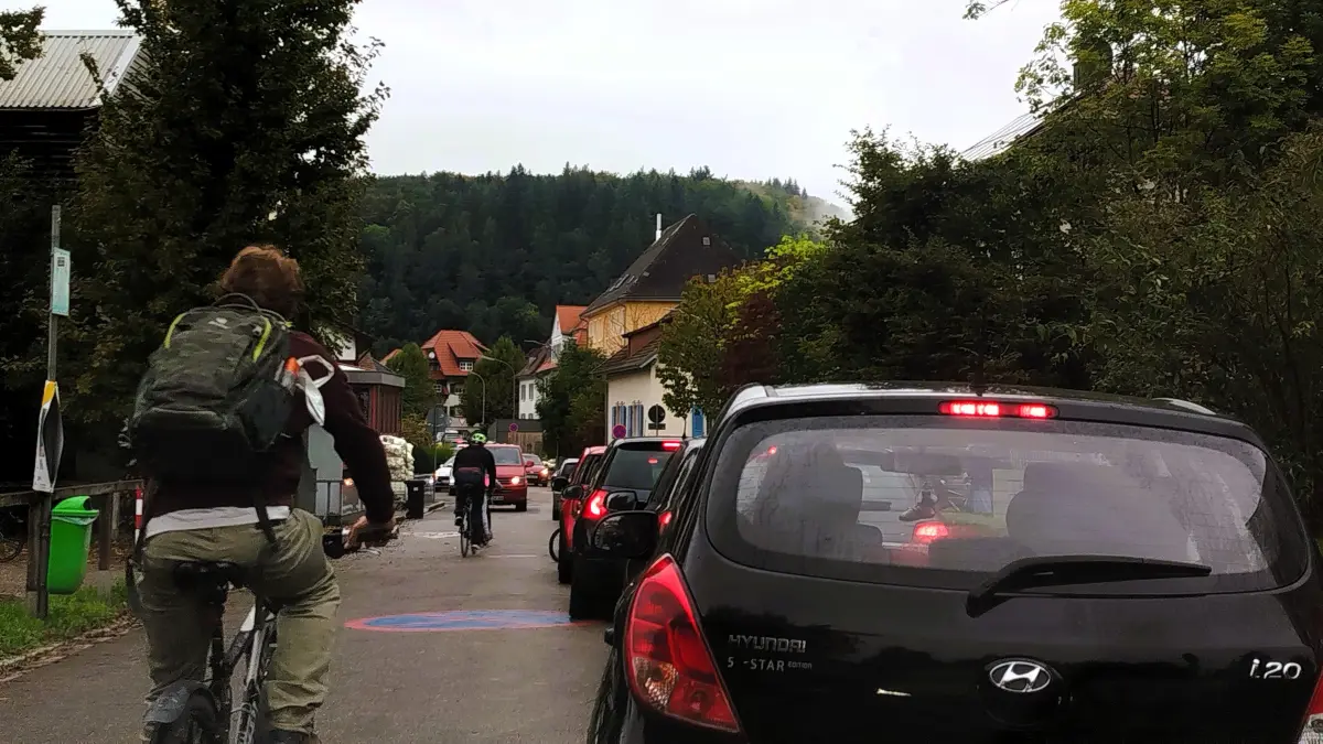 Gegen das alltägliche Verkehrschaos vor dem Schopfheimer Gymnasium sucht die Stadt nun neue Mittel (Archivfoto).