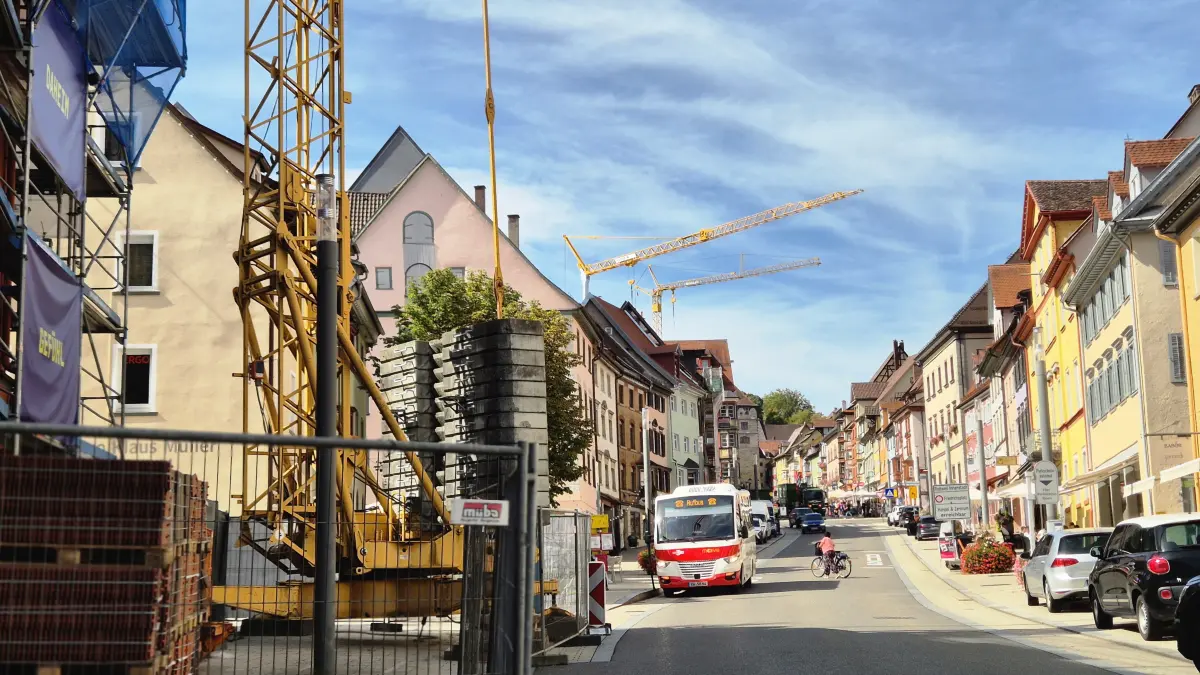 Rottweil ist zwar Stadt der Türme, derzeit aber vor allem die Stadt der Kräne. Hier der Blick von der unteren Hauptstraße nach oben.