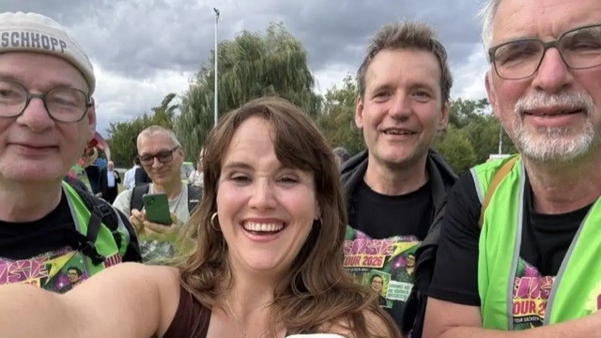 Grüne Wahlkämpfer aus VS, hier gemeinsam mit Bundespolitikerin Ricarda Lang: Gut gelaunt unterstützten Michael Reilich, Matthias Restorff und Armin Schott ihre Parteifreunde in Ostdeutschland.