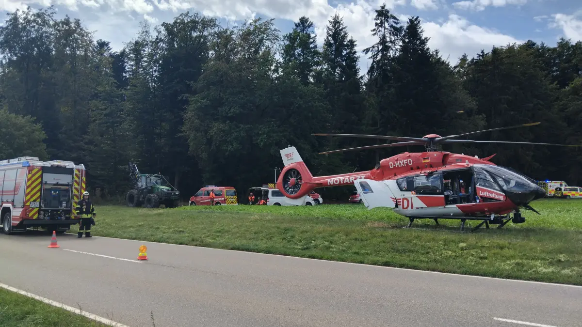 Bei einem schweren Unfall zwischen Wimberg und Oberriedt wurde ein Waldarbeiter verletzt. Auch ein Rettungshubschrauber kam zum Einsatz.