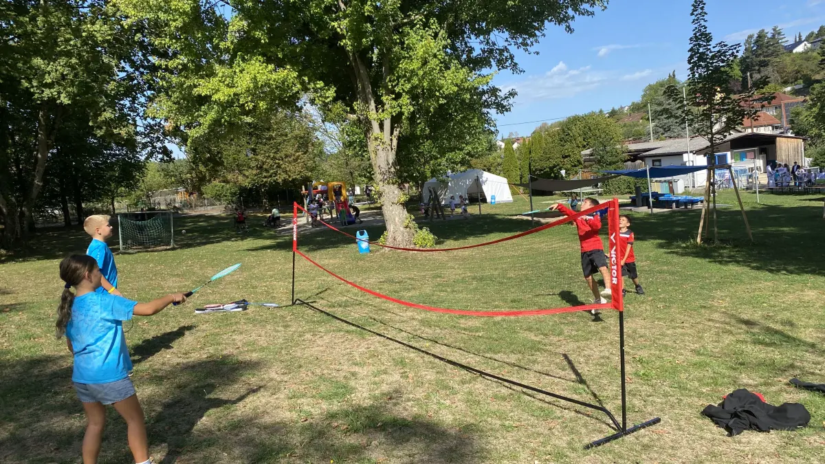 In Jungingen wurden am Montag die Ferienspiele eröffnet. 63 Kinder vergnügen sich auf dem Freibadgelände unter dem Motto "Piraten".