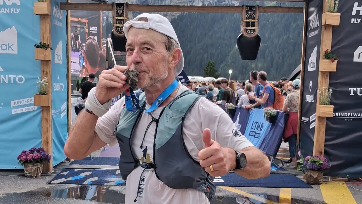 Albrecht Schönbucher im Juli 2026 am Ziel und höchsten Punkt des Eiger Ultratrails. Nun stellt er sich einer neuen sportlichen Herausforderung.