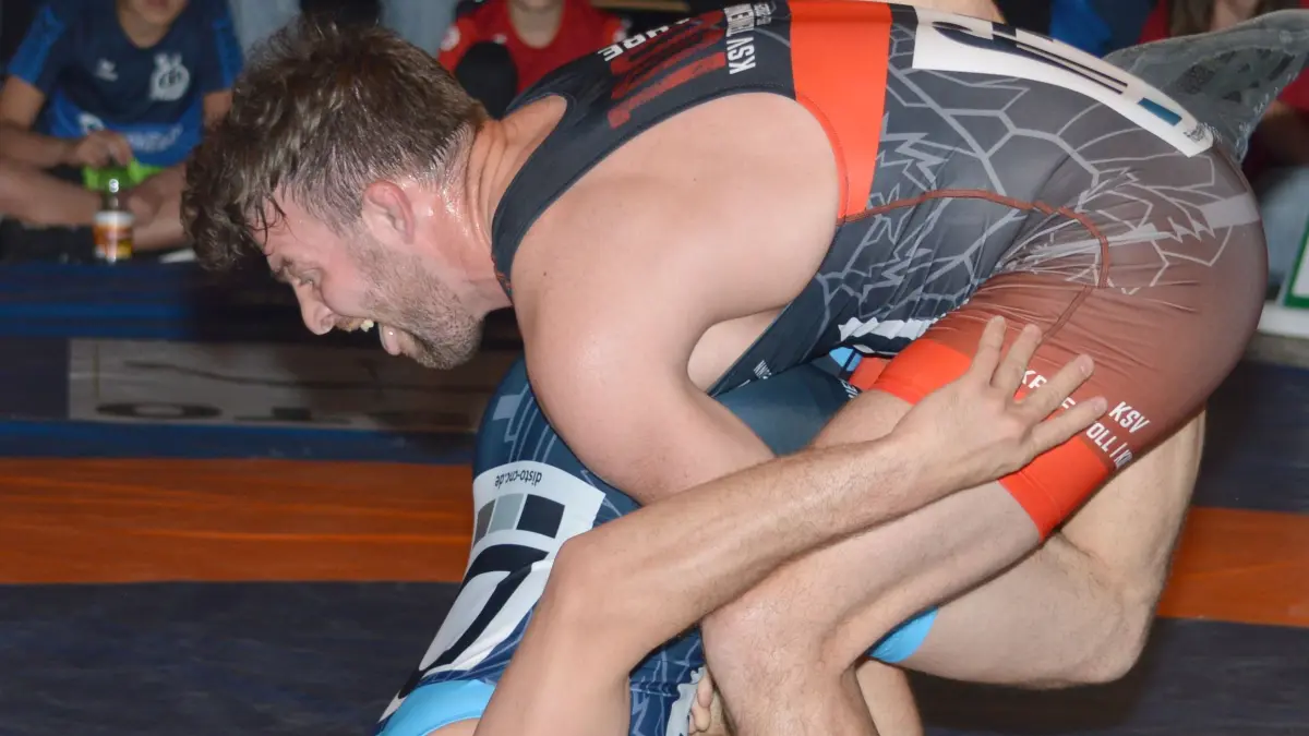 An Fabian Reiner (stehend) lag es nicht, dass der KSV Tennenbronn bei der RG Lahr zum Saisonauftakt mit 14:20 unterlag. Er gewann mit 4:3 Punkten gegen einen Top-Ringer.