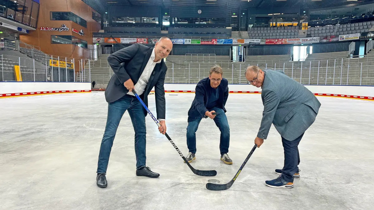 Am 14. April gaben KEB-Geschäftsführer Gregor Gülpen (von links), Architekt Uwe Schlenker und Oberbürgermeister Jürgen Roth den Startschuss für die umfangreichen Baumaßnahmen in der Helios-Arena. Nun sind die Arbeiten abgeschlossen.